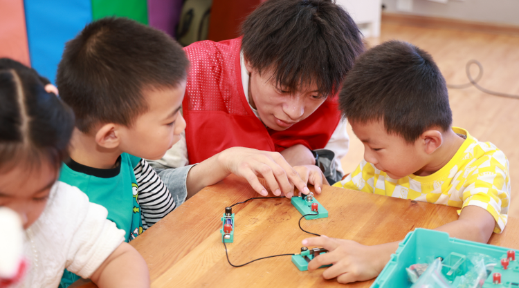 博鱼彩票探科学奥秘 享实验趣味——济南市天桥区实验幼儿园开展科普进校园活动(图1)