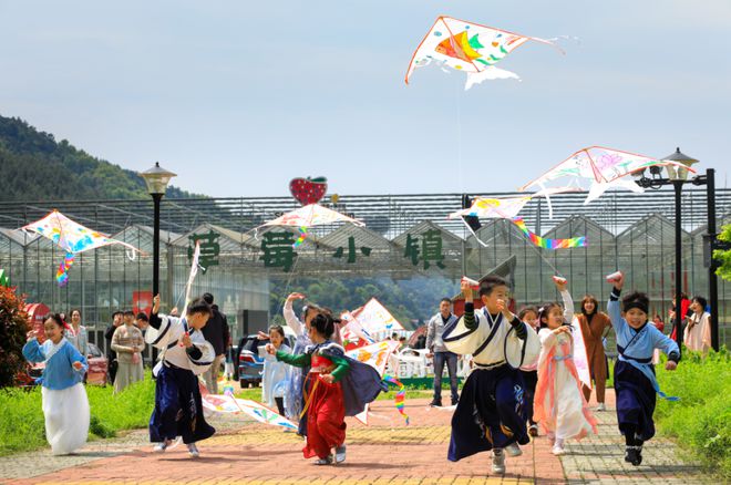 博鱼彩票中国草莓之乡九大草莓采摘地就在家门口走起！(图9)